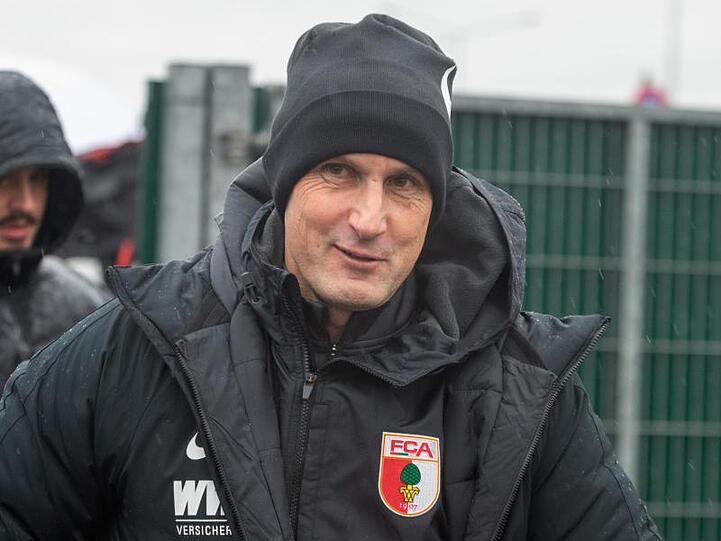 Heiko Herrlich betritt das Trainingsgelände des FC Augsburg. Foto: Stefan Puchner/dpa/Archivbild