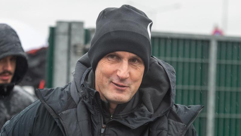 Heiko Herrlich betritt das Trainingsgelände des FC Augsburg. Foto: Stefan Puchner/dpa/Archivbild Heiko Herrlich betritt das Trainingsgelände des FC Augsburg. Foto: Stefan Puchner/dpa/Archivbild