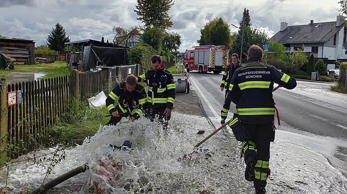 Der Hydrant unterspülte die Straße großflächig.
