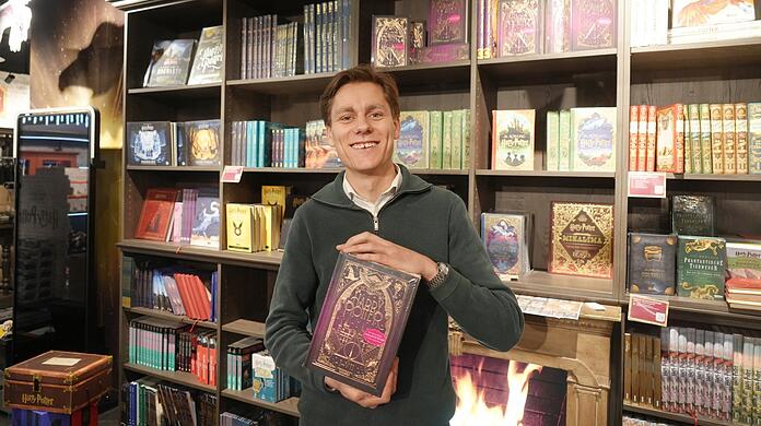 Florian Timm mit einem 4000-Seiten-Wälzer. Inhalt: alle sieben Potter-Geschichten. Eine Art Potter-Bibel, kostet 149 Euro.