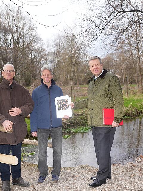 &bdquo;F&uuml;r eine Schnecke, die nichts Besonderes ist, den Herzogpark verschandeln &ndash; das geht nicht&ldquo;, findet Robert Brannek&auml;mper (r.). Und streitet mit Anwalt Benno Ziegler (M.) gegen eine neue Schutzzone am Brunnbach. Rechts: Martin Baumgartner aus dem Bezirksausschuss Bogenhausen.