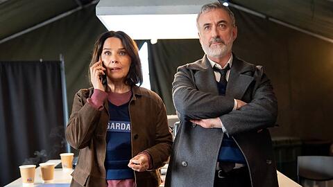 "Der Irland-Krimi: Du geh&ouml;rst mir": Kriminalpsychologin Cathrin Blake (D&eacute;sir&eacute;e Nosbusch, l.) spricht in Anwesenheit von Superintendent Sean Kelly (Declan Conlon) mit dem Geiselnehmer.