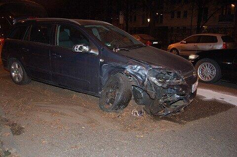 Der Unfall, aufgrund dessen der Opel im Bild Schaden nahm, legte am Dienstag Vormittag die Landshuter Allee lahm.