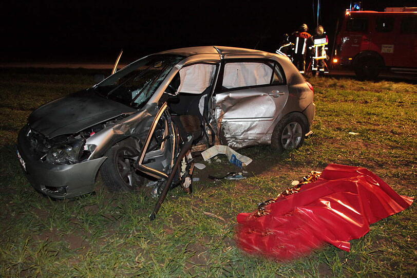 Horror-Unfall im Landkreis Erding: Ein Ehepaar stirbt nach einem Zusammenstoß mit einem 26-jährigen Autofahrer. Der Mann wird leicht verletzt. Die Ursache des Unfalls, der sich am späten Mittwochnachmittag ereignete, ist noch unklar. Hier sehen Sie die Bilder vom Unfallort.