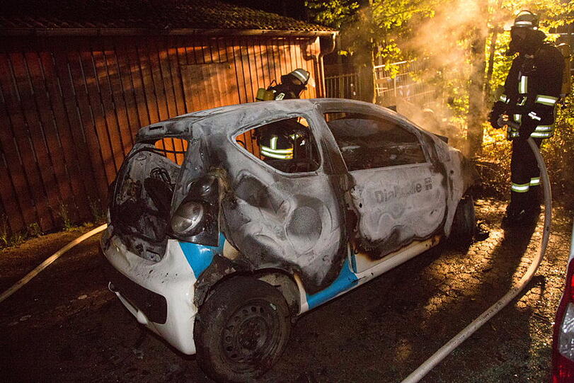 Aus bislang ungeklärter Ursache ging in Traunreut ein Kleinwagen in Flammen auf und brannte komplett aus.