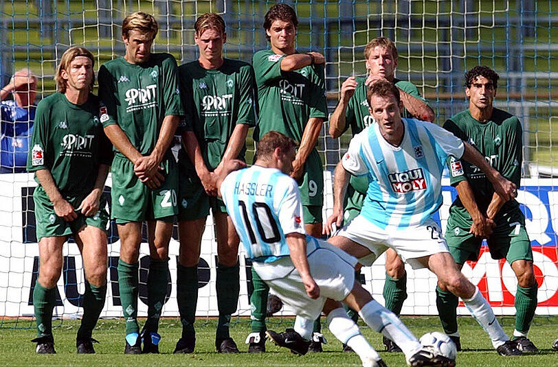Gefürchteter Freistoß-Schütze: Thomas Häßler am 24. August 2002 im Spiel des TSV 1860 gegen Werder Bremen.