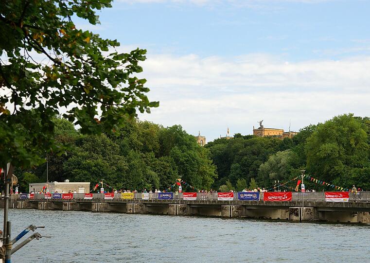 Spaß an der Isar: das Party-Wochenende auf und zwischen den Brücken.