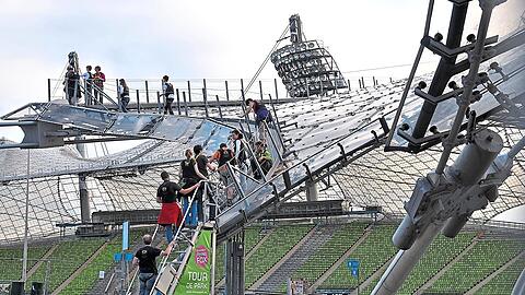 Ein bisserl mulmig ist manchem Teilnehmer schon: Der Gang über das denkmalgeschützte Stadion-Zeltdach im Olympia-Park ist durchaus gewagt.