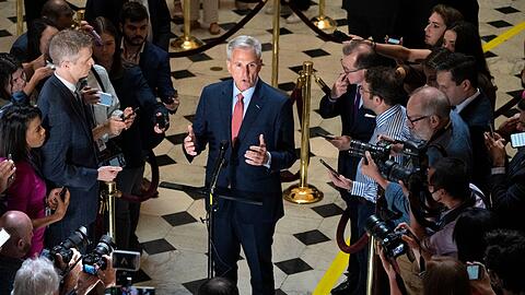 Kevin McCarthy (M), Sprecher des US-Repräsentantenhauses, spricht auf dem Capitol Hill mit Reportern über die Verhandlungen zur Schuldengrenze.