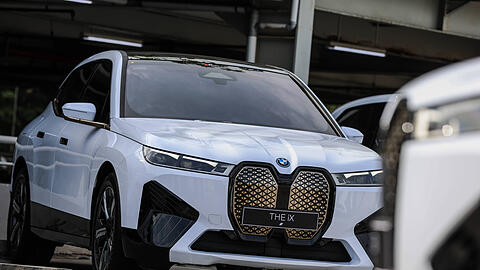 Ein solcher BMW IX wurde in München, Nymphenburg mit der Parole: "Zu groß für E" beschmiert.