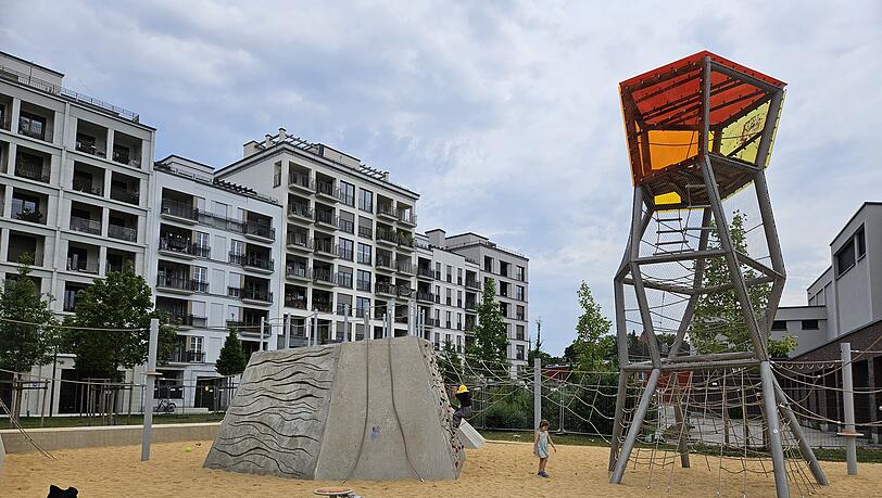 Reichlich Möglichkeiten zum Kraxeln und Klettern bietet der neue Spielplatz am Ex-Paulaner-Areal zwischen Regerstraße und Hochstraße. Reichlich Möglichkeiten zum Kraxeln und Klettern bietet der neue Spielplatz am Ex-Paulaner-Areal zwischen Regerstraße und Hochstraße.