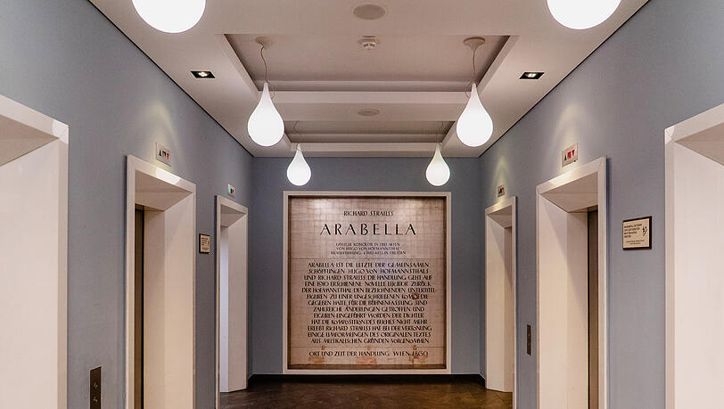 Der Gründungsmythos: An den sechs Aufzügen im Erdgeschoss ist die Plakette in die Wand eingelassen, die erklärt, warum das Haus seinen Namen bekam. Der Gründungsmythos: An den sechs Aufzügen im Erdgeschoss ist die Plakette in die Wand eingelassen, die erklärt, warum das Haus seinen Namen bekam.