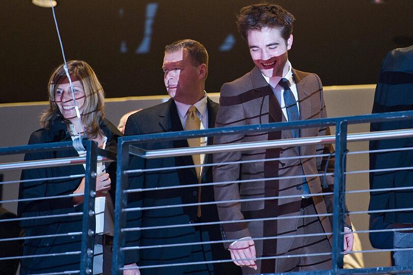 Robert Pattinson betrachtet schon mal die Massen, die ihn erwarten.