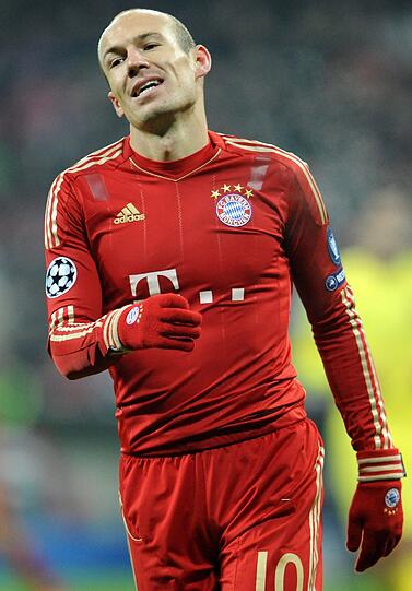 ARJEN ROBBEN NOTE 4: Hatte zwar mehr Platz als am Samstag gegen den giftigen Dortmunder Schmelzer, fremdelt verständlicherweise aber noch ein wenig in der Bayern-Offensive. Bekam zwar mehr Bälle als am Samstag, in seinen Augen aber nicht genug. Dezente Pfiffe vom Publikum.