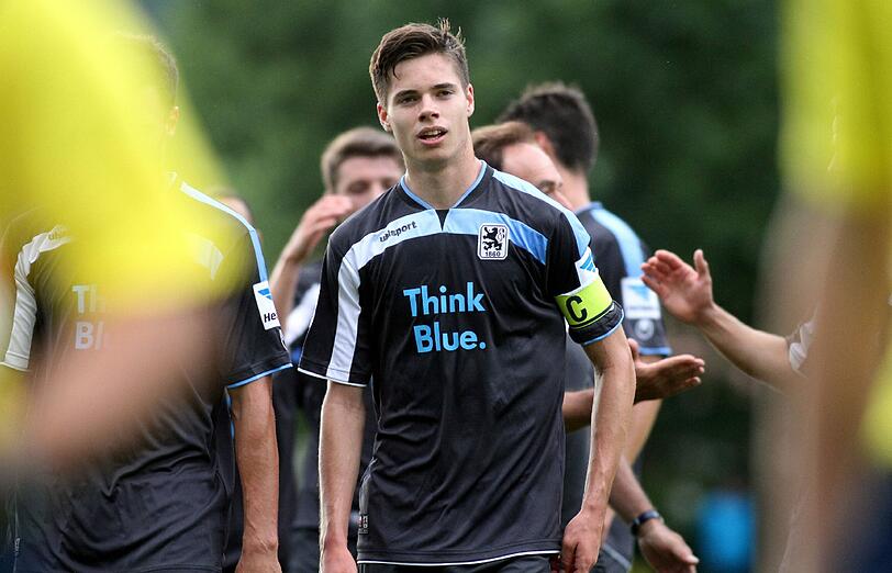 Weigl wird Kapitän: Das erste Aufrufezeichen der Saison! Weigl bekommt nach der Degradierung von Ex-Kapitän Guillermo Vallori die Binde - als 18-Jähriger und nur wenige Monate nach dem Sprung zu den Profis. Moniz lässt sich Zeit bei der Entscheidungsfindung und erst unmittelbar vor dem Saisonauftakt auf dem Betzenberg ist klar: Weigl wird der jüngste Löwen-Kapitän aller Zeiten.