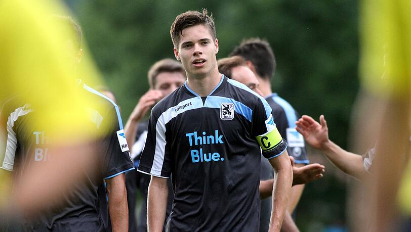 Weigl wird Kapitän: Das erste Aufrufezeichen der Saison! Weigl bekommt nach der Degradierung von Ex-Kapitän Guillermo Vallori die Binde - als 18-Jähriger und nur wenige Monate nach dem Sprung zu den Profis. Moniz lässt sich Zeit bei der Entscheidungsfindung und erst unmittelbar vor dem Saisonauftakt auf dem Betzenberg ist klar: Weigl wird der jüngste Löwen-Kapitän aller Zeiten. Weigl wird Kapitän: Das erste Aufrufezeichen der Saison! Weigl bekommt nach der Degradierung von Ex-Kapitän Guillermo Vallori die Binde - als 18-Jähriger und nur wenige Monate nach dem Sprung zu den Profis. Moniz lässt sich Zeit bei der Entscheidungsfindung und erst unmittelbar vor dem Saisonauftakt auf dem Betzenberg ist klar: Weigl wird der jüngste Löwen-Kapitän aller Zeiten.