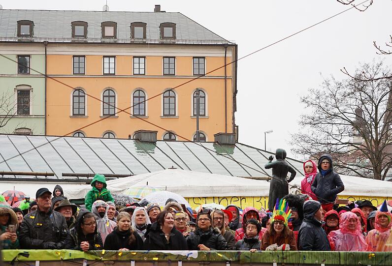Showacts und Tanz der Marktweiber - hier gibt's die besten Bilder vom Faschingstreiben am Viktualienmarkt.