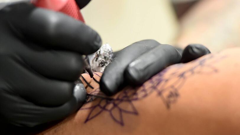 Ob Polizisten Tattoos offen tragen dürfen oder nicht ist bundesweit nicht einheitlich geregelt. (Symbolfoto)