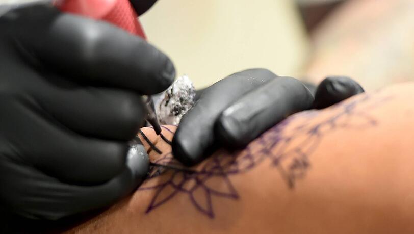 Ob Polizisten Tattoos offen tragen dürfen oder nicht ist bundesweit nicht einheitlich geregelt. (Symbolfoto) Ob Polizisten Tattoos offen tragen dürfen oder nicht ist bundesweit nicht einheitlich geregelt. (Symbolfoto)