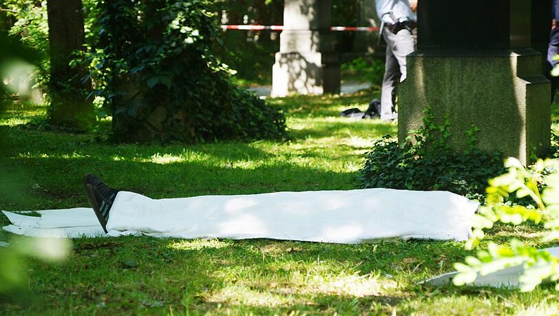 Am Sonntagmittag wurde am Alten Nordfriedhof in München eine Leiche gefunden. Am Sonntagmittag wurde am Alten Nordfriedhof in München eine Leiche gefunden.
