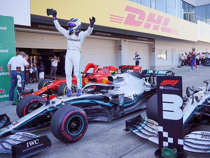 Bottas feiert seinen Sieg in Suzuka.