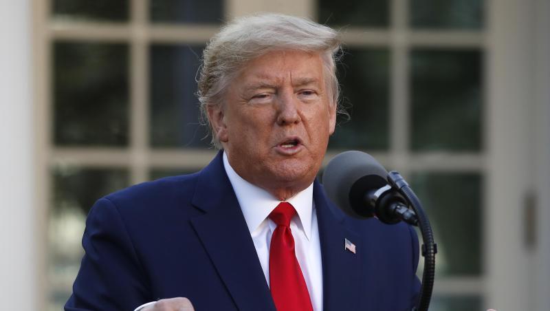 Donald Trump lässt offen, bis wann der Einreisestopp, der eigentlich Mitte April auslaufen sollte, andauern soll. Donald Trump lässt offen, bis wann der Einreisestopp, der eigentlich Mitte April auslaufen sollte, andauern soll.