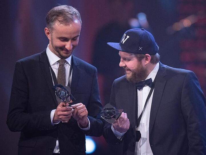 Die Auszeichnung im Blick: Jan Böhmermann (l) und Max Bierhals (Headautor).