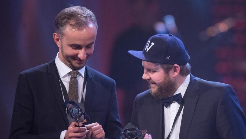 Die Auszeichnung im Blick: Jan Böhmermann (l) und Max Bierhals (Headautor). Die Auszeichnung im Blick: Jan Böhmermann (l) und Max Bierhals (Headautor).