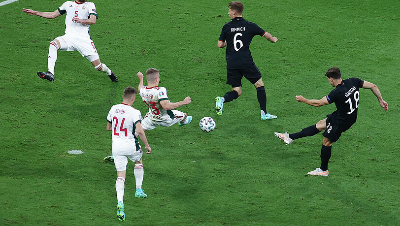 Der erlösende Moment: Leon Goretzka (r.) macht im Tumult das 2:2. Schäfer kommt zu spät.