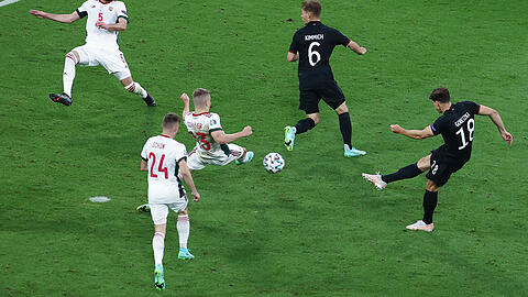 Der erlösende Moment: Leon Goretzka (r.) macht im Tumult das 2:2. Schäfer kommt zu spät.
