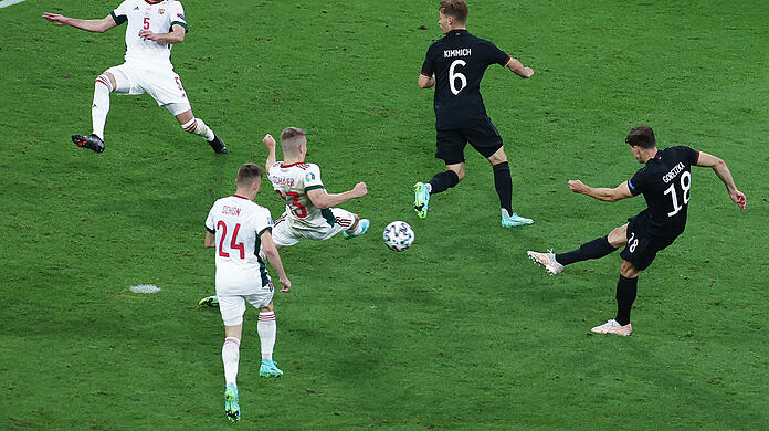 Der erlösende Moment: Leon Goretzka (r.) macht im Tumult das 2:2. Schäfer kommt zu spät.