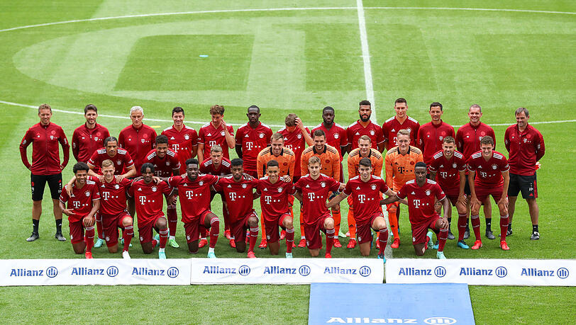 Einmal lächeln, bitte! Die Bayern-Mannschaft von Trainer Julian Nagelsmann (l.) bei der Team-Präsentation am Mittwoch.