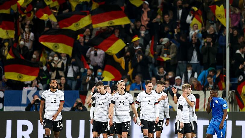 Timo Werner (2.v.r) jubelt mit seinen Mannschaftskollegen über seinen Treffer.