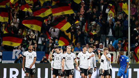 Timo Werner (2.v.r) jubelt mit seinen Mannschaftskollegen über seinen Treffer.