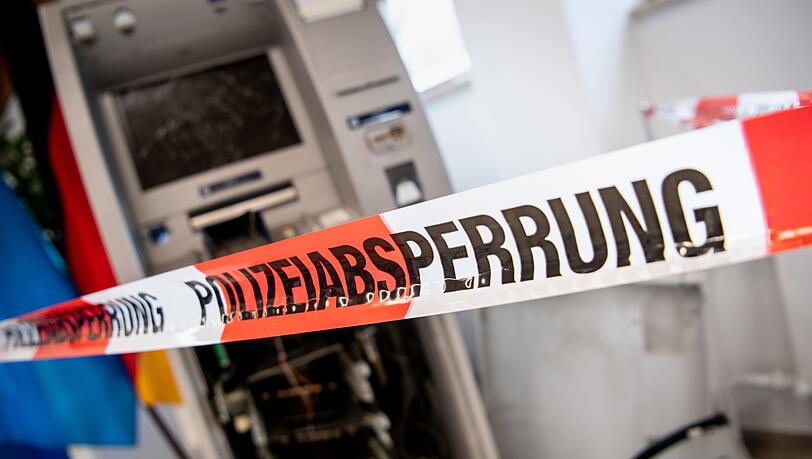 Ein gesprengter Geldautomat ist hinter einem Flatterband mit der Aufschrift "Polizeiabsperrung" zu sehen.