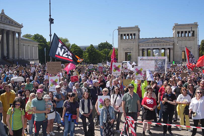 Tausende bei der Demo zum Aktionstag "Keine Ausreden mehr - AfD-Verbot jetzt!" in München