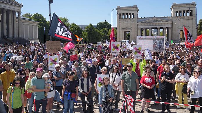 Tausende bei der Demo zum Aktionstag "Keine Ausreden mehr - AfD-Verbot jetzt!" in München