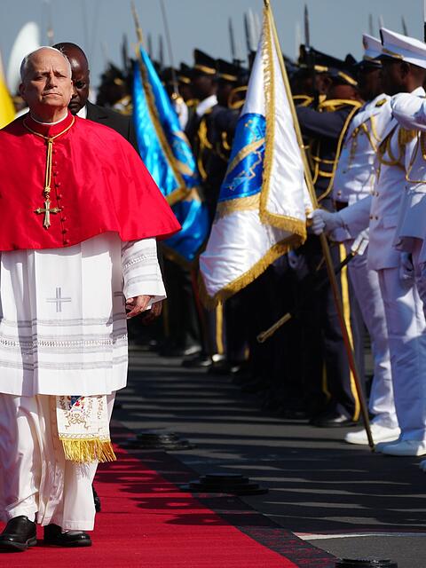 Der Papst bei seiner Ankunft in Luanda.
