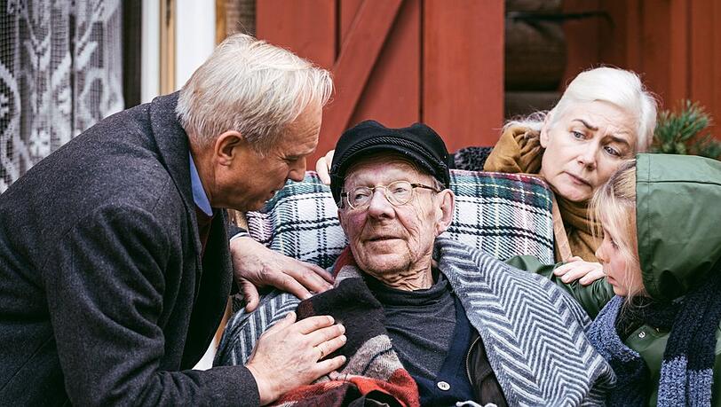 "Meeresleuchten": Der rüstige, streitbare Kauz Max (Hans Peter Korff, m.) bekommt Hilfe von seinem neuen Freund Thomas Wintersperger (Ulrich Tukur). "Meeresleuchten": Der rüstige, streitbare Kauz Max (Hans Peter Korff, m.) bekommt Hilfe von seinem neuen Freund Thomas Wintersperger (Ulrich Tukur).