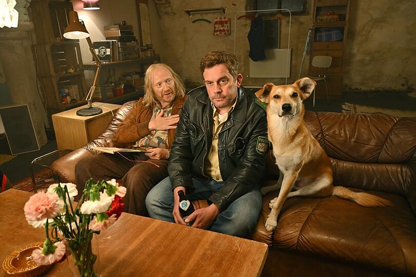 Rudi (Simon Schwarz), Franz (Sebastian Bezzel) und Hinkelotta landen schon wieder im Saustall. Szene des Films &bdquo;Steckerlfischfiasko&ldquo;: