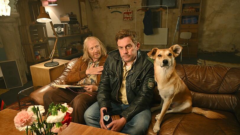 Rudi (Simon Schwarz), Franz (Sebastian Bezzel) und Hinkelotta landen schon wieder im Saustall. Szene des Films „Steckerlfischfiasko“: Rudi (Simon Schwarz), Franz (Sebastian Bezzel) und Hinkelotta landen schon wieder im Saustall. Szene des Films „Steckerlfischfiasko“: