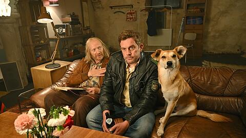 Rudi (Simon Schwarz), Franz (Sebastian Bezzel) und Hinkelotta landen schon wieder im Saustall. Szene des Films &bdquo;Steckerlfischfiasko&ldquo;: