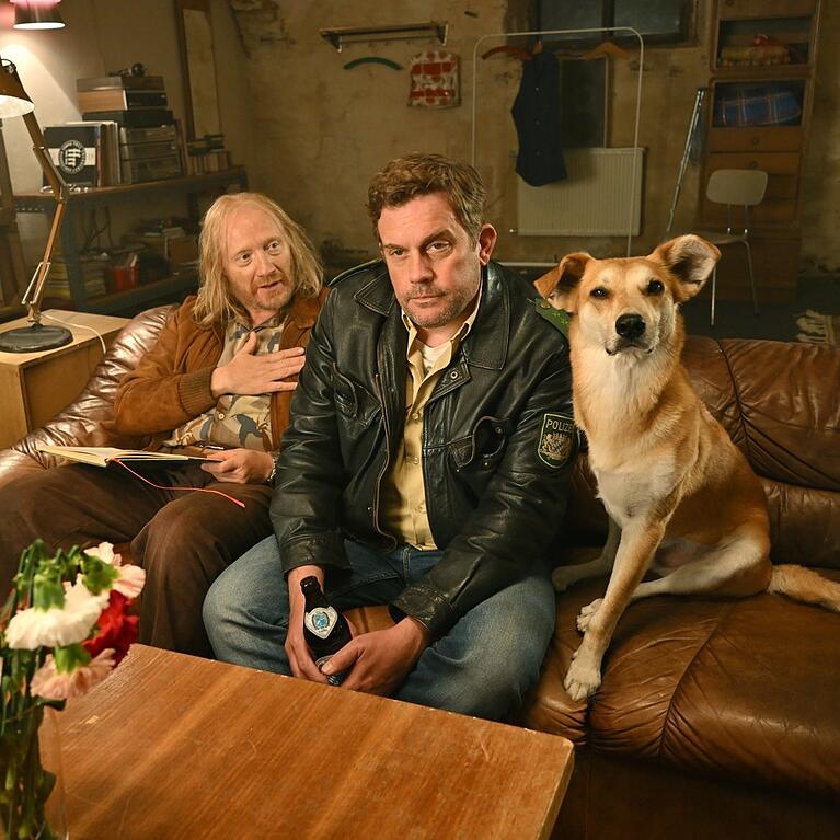 Rudi (Simon Schwarz), Franz (Sebastian Bezzel) und Hinkelotta landen schon wieder im Saustall. Szene des Films &bdquo;Steckerlfischfiasko&ldquo;: