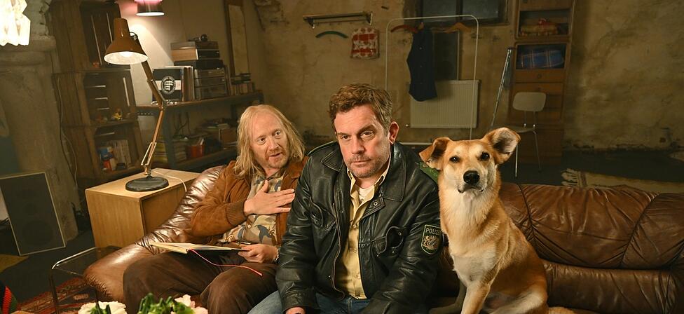 Rudi (Simon Schwarz), Franz (Sebastian Bezzel) und Hinkelotta landen schon wieder im Saustall. Szene des Films &bdquo;Steckerlfischfiasko&ldquo;:
