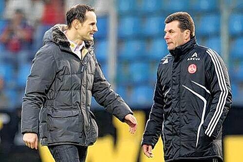 Zwei Trainer, zwei Meinungen: Bochums Heiko Herrlich freute sich über den Punkt, Club-Coach Dieter Hecking (r.) waren es zwei zu wenig.