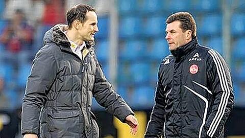 Zwei Trainer, zwei Meinungen: Bochums Heiko Herrlich freute sich über den Punkt, Club-Coach Dieter Hecking (r.) waren es zwei zu wenig.