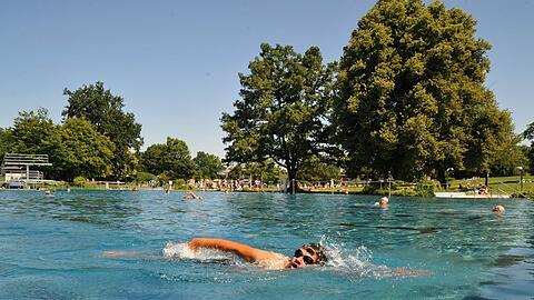 Ein Schwimmer zieht im Münchner Westbad seine Bahnen.