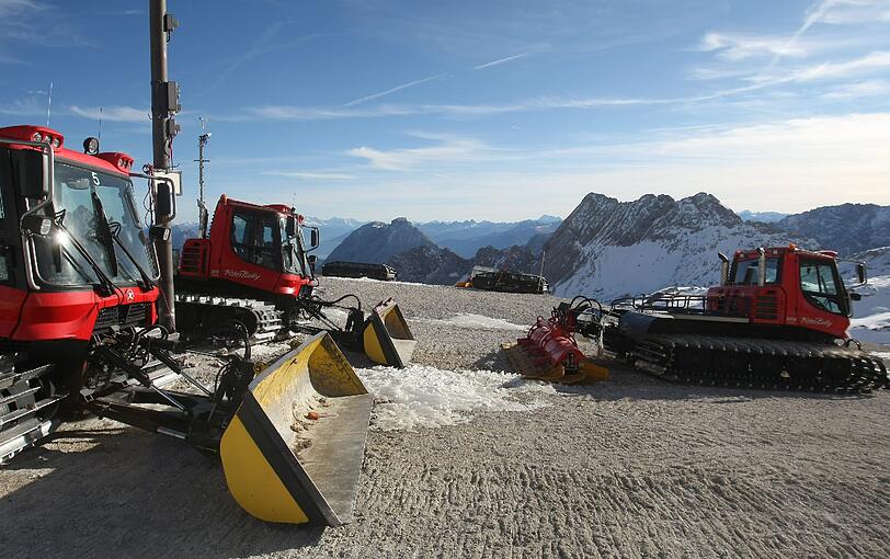 Einsatzbereit, aber Beschäftigungslos: Pistenraupen am Zugspitzblatt.