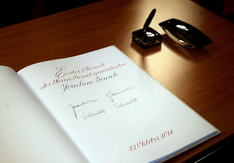 Der Eintrag von Bundespraesident Joachim Gauck und seiner Lebensgefaehrtin Daniela Schadt im Goldenen Buch der Stadt Berlin, aufgenommen am Montag (22.10.12) im Roten Rathaus in Berlin.