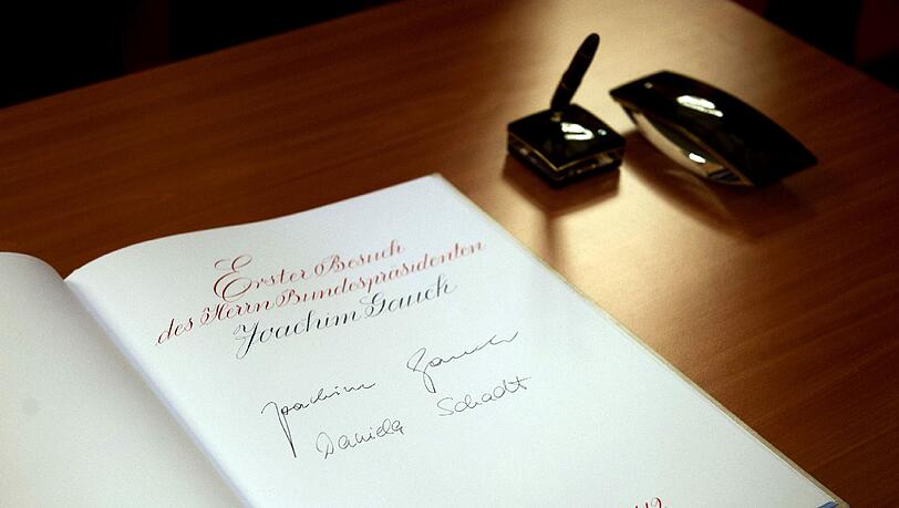 Der Eintrag von Bundespraesident Joachim Gauck und seiner Lebensgefaehrtin Daniela Schadt im Goldenen Buch der Stadt Berlin, aufgenommen am Montag (22.10.12) im Roten Rathaus in Berlin.